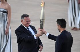 La cérémonie de remise marque le voyage de la flamme olympique entre la Grèce et Paris 2024
